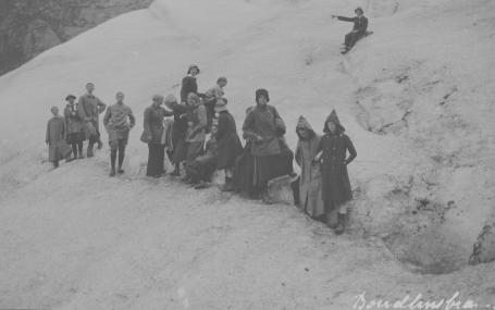 Photograph of a group of tourists at the Norwegian glacier Bondhusbreen