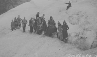 Photograph of a group of tourists at the Norwegian glacier Bondhusbreen