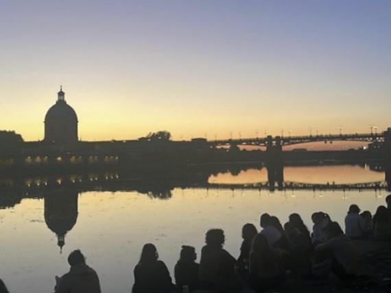 Sunset along the Garonne River in Toulouse in October