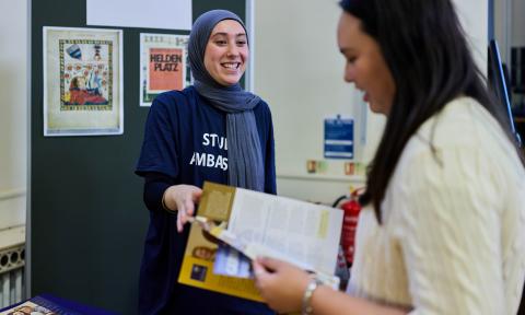 A current German undergraduate talking to a prospective student at an open day